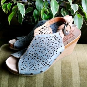 Pikolinos grey leather laser cut wedge